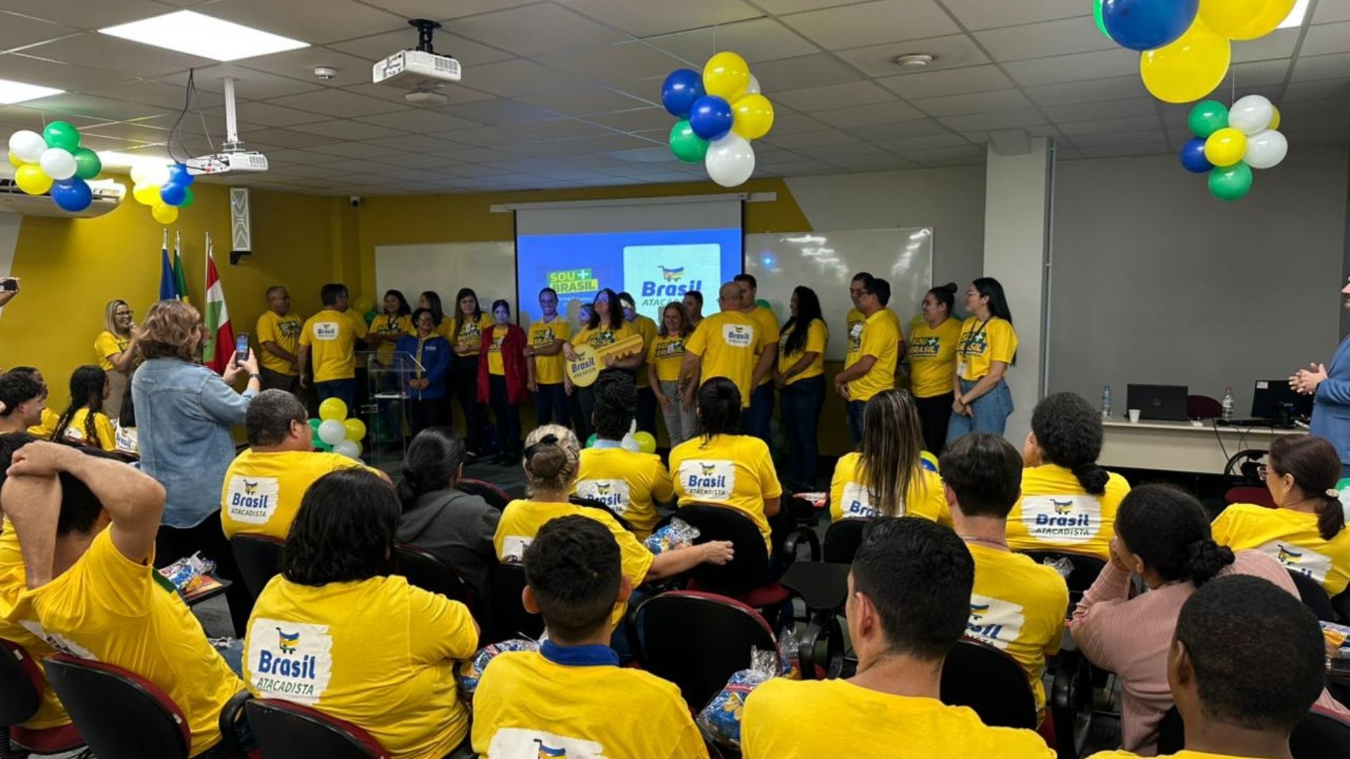 Foto do palestrante Pedro Bagattini no palco com o público