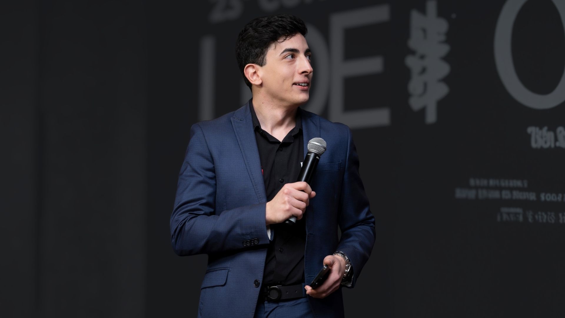 Time de Marketing da AE4 Educação em um evento de celebração.